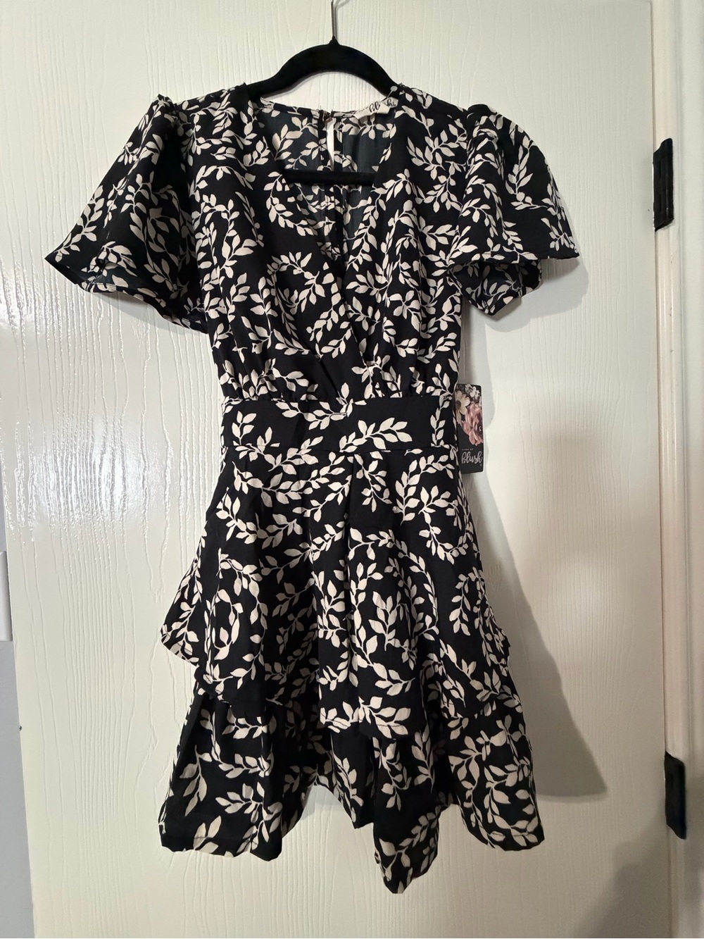 Juniors Black and Cream Leaf-Print Tiered Romper Dress